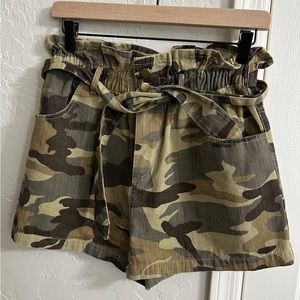 ENTRO High Waist Cinched Canvas Boyfriend Short Size Medium Camouflage Print